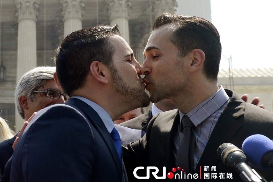 المحكمة العليا الأمريكية تبطل قانونا متحيزا ضد الأزواج المثليين (2)