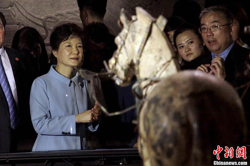 صور عالية الدقة:رئيسة جمهورية كوريا بارك جيون-هي تزور متحف تماثيل الجنود والخيول الصلصالية  (9)