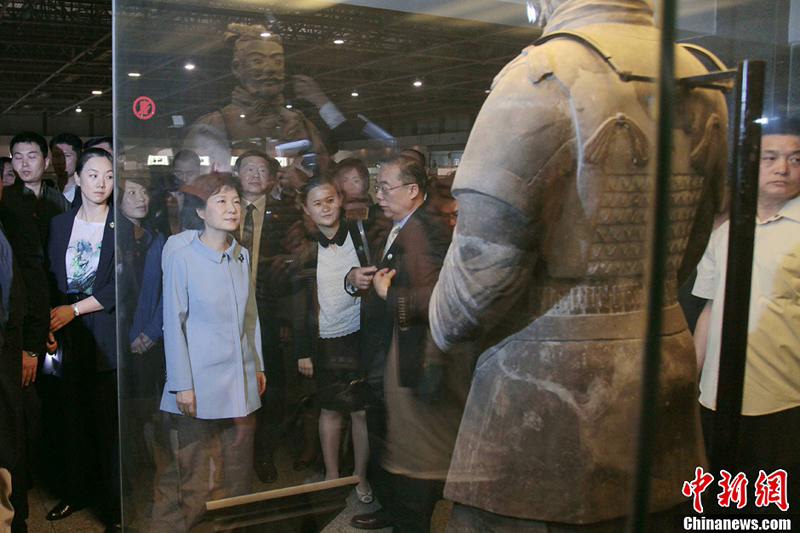 صور عالية الدقة:رئيسة جمهورية كوريا بارك جيون-هي تزور متحف تماثيل الجنود والخيول الصلصالية  (8)