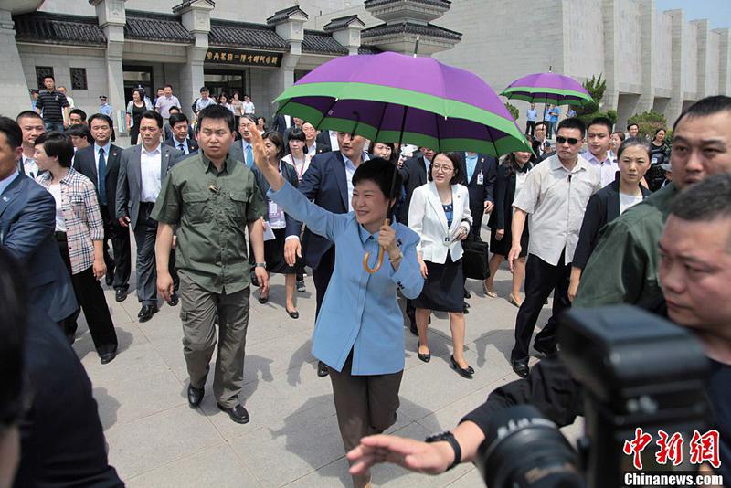 صور عالية الدقة:رئيسة جمهورية كوريا بارك جيون-هي تزور متحف تماثيل الجنود والخيول الصلصالية  (7)