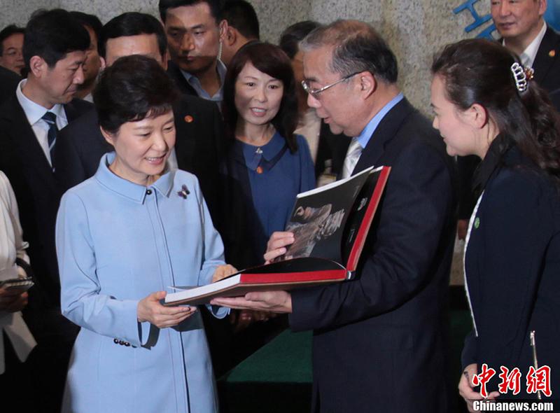 صور عالية الدقة:رئيسة جمهورية كوريا بارك جيون-هي تزور متحف تماثيل الجنود والخيول الصلصالية  (6)