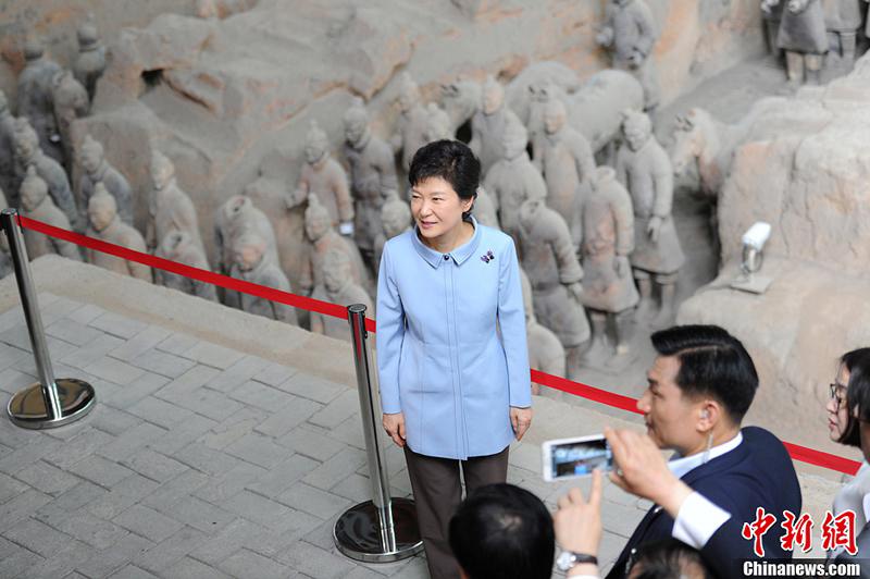 صور عالية الدقة:رئيسة جمهورية كوريا بارك جيون-هي تزور متحف تماثيل الجنود والخيول الصلصالية  (2)