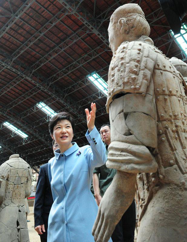صور عالية الدقة:رئيسة جمهورية كوريا بارك جيون-هي تزور متحف تماثيل الجنود والخيول الصلصالية 