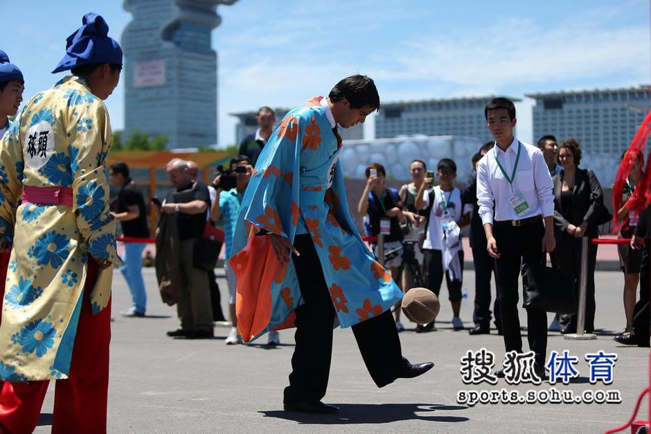 كاكا يركل الكرة ببكين بارتداء الملابس الصينية التقليدية    (7)