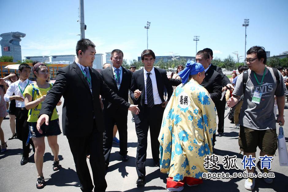 كاكا يركل الكرة ببكين بارتداء الملابس الصينية التقليدية    (16)