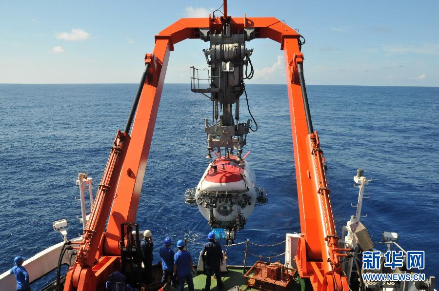      الغواصة الصينية المأهولة جياولونغ تكتشف عقيدات حديد ومنغنيز في قاع البحر (4)