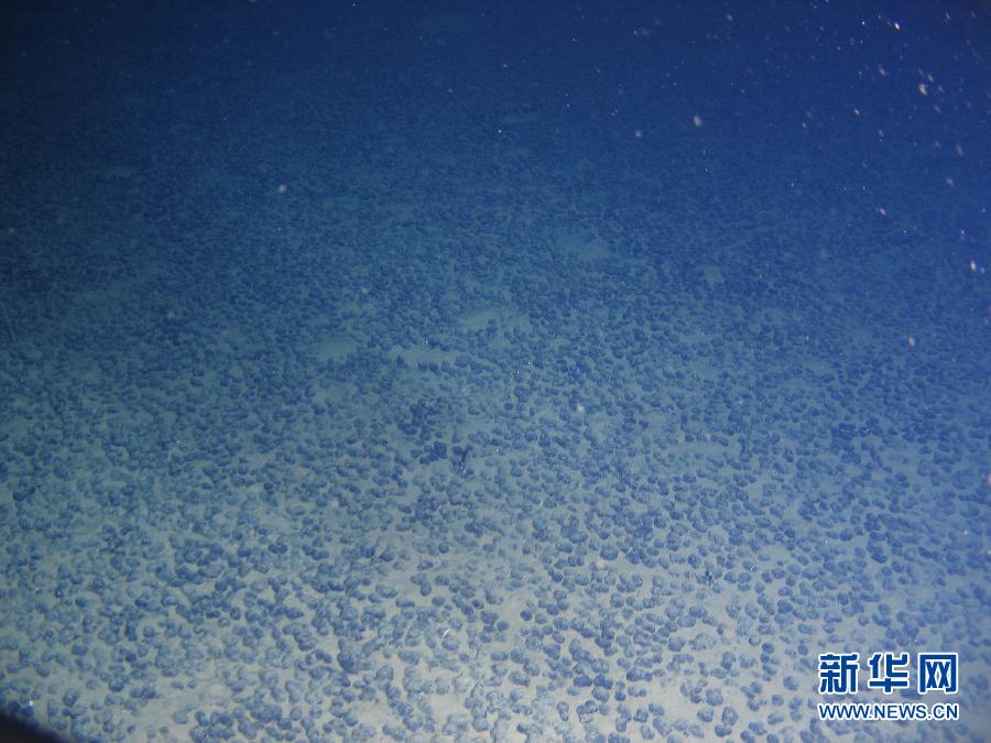      الغواصة الصينية المأهولة جياولونغ تكتشف عقيدات حديد ومنغنيز في قاع البحر