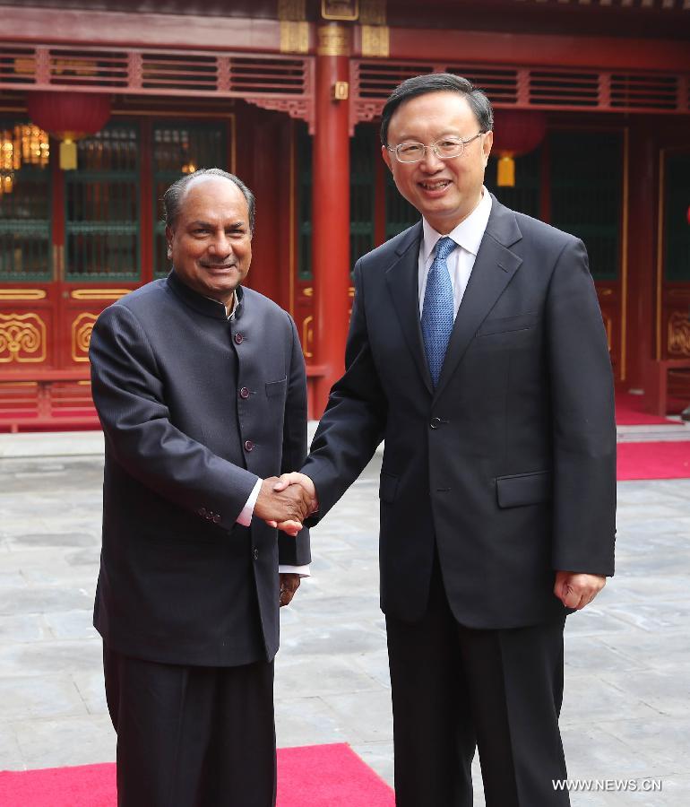 عضو بمجلس الدولة الصيني يجتمع وزير الدفاع الهندي