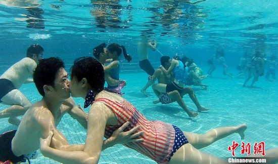 عاشقان يفوزان ببطولة مسابقة أطول قبلة تحت الماء 