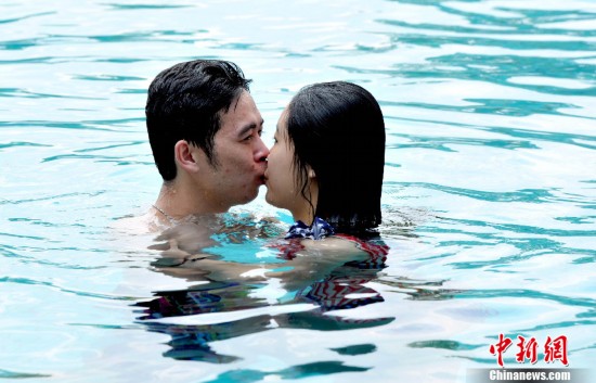 عاشقان يفوزان ببطولة مسابقة أطول قبلة تحت الماء  (3)