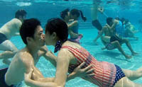 عاشقان يفوزان ببطولة مسابقة أطول قبلة تحت الماء 