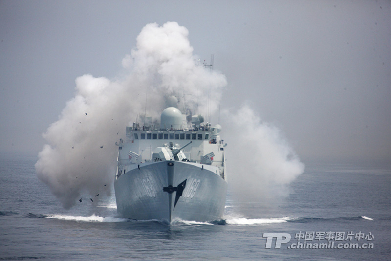 إطلاق النار بالذخيرة الحية خلال التدريبات البحرية المشتركة بين الصين وروسيا (7)