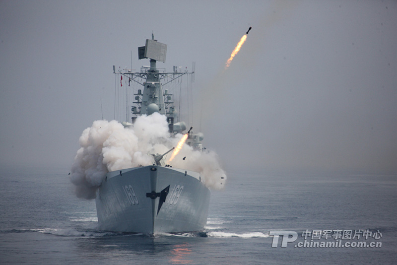 إطلاق النار بالذخيرة الحية خلال التدريبات البحرية المشتركة بين الصين وروسيا (4)