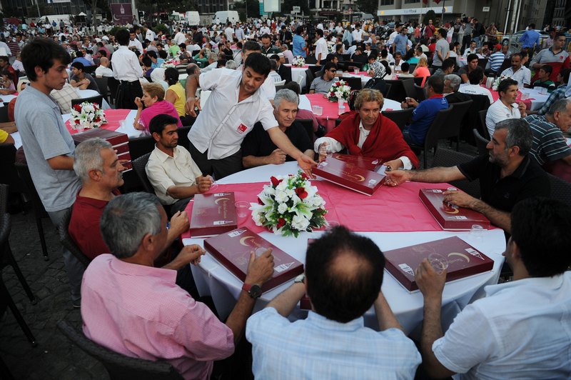 موظفون يوزعون الإفطار المجاني على المواطنين في مدينة اسطنبول التركية أمس الثلاثاء 9 يوليو الجاري.