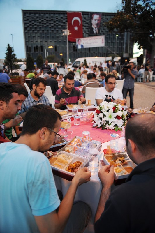 اسطنبول توزع إفطاراً مجانياً للصائمين في اليوم الأول من شهر رمضان (3)
