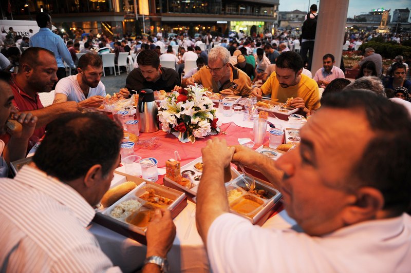 اسطنبول توزع إفطاراً مجانياً للصائمين في اليوم الأول من شهر رمضان (5)