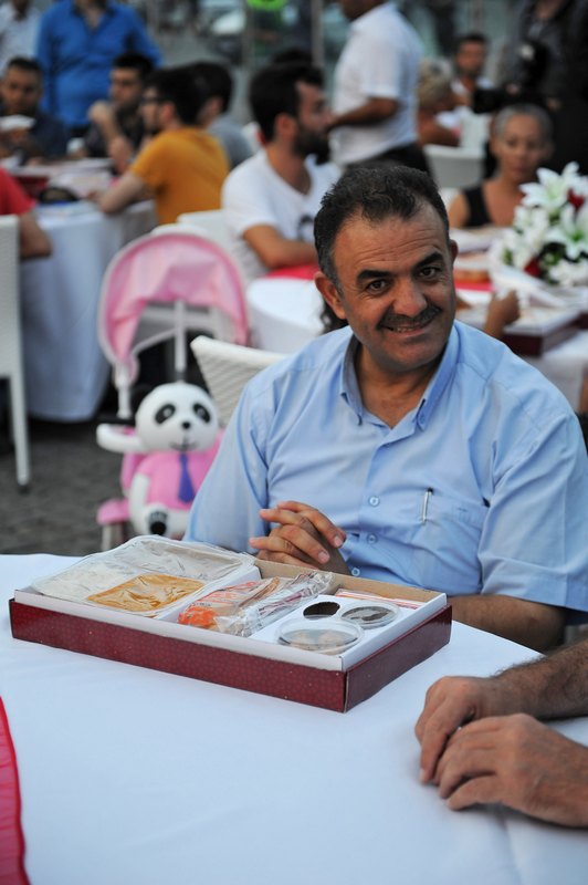 اسطنبول توزع إفطاراً مجانياً للصائمين في اليوم الأول من شهر رمضان (4)