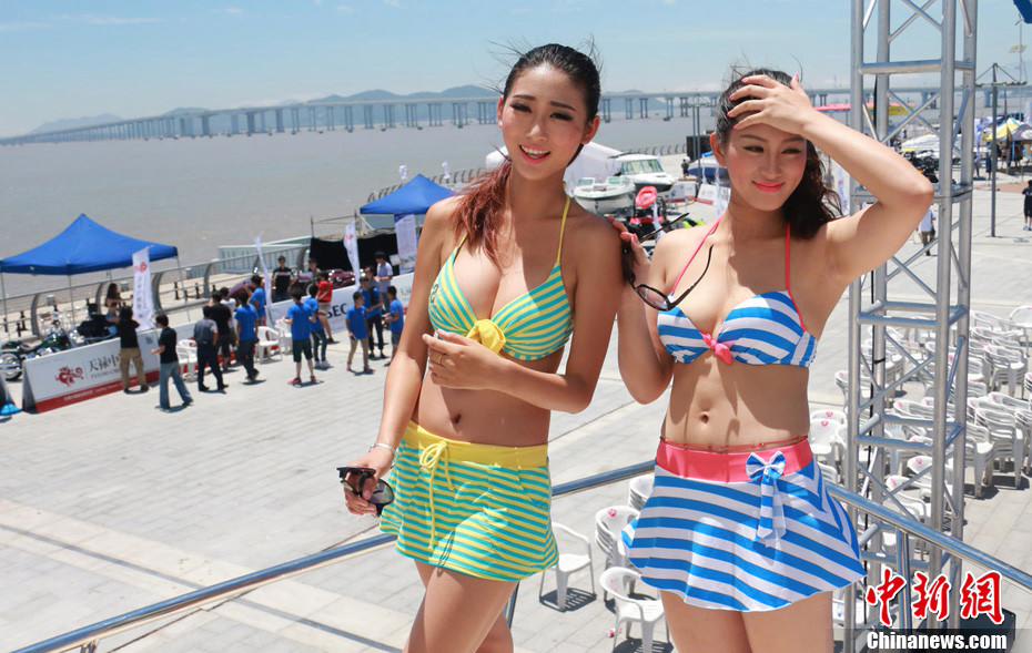 جميلات يلبسن بيكيني فى معرض القوارب الدولي في تشوشان (2)