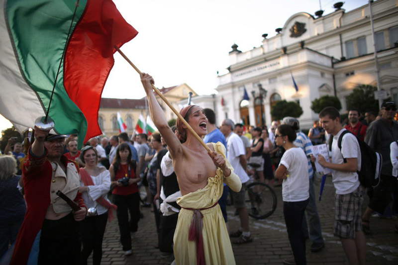 الإحتجاجات في بلغاريا تحاكي فن الثورة الفرنسية (11)