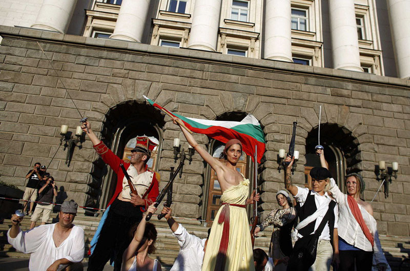 الإحتجاجات في بلغاريا تحاكي فن الثورة الفرنسية (10)
