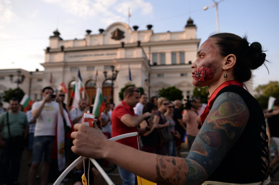 الإحتجاجات في بلغاريا تحاكي فن الثورة الفرنسية (8)