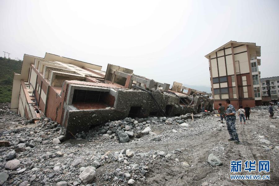 صور عالية الدقة:انجراف مبنى سكني  بسبب الفيضانات فى مدينة بنغتشو لمقاطعة سيتشوان
