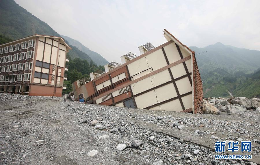 صور عالية الدقة:انجراف مبنى سكني  بسبب الفيضانات فى مدينة بنغتشو لمقاطعة سيتشوان (2)