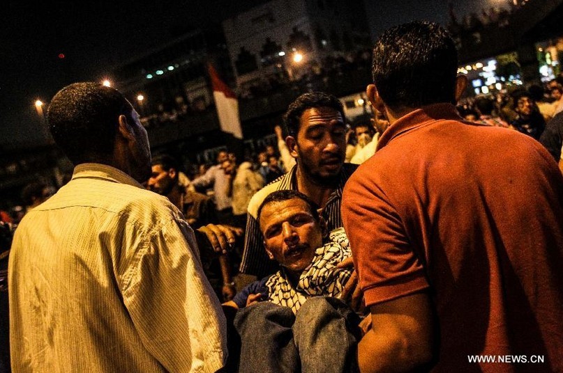  انصار مرسي يقطعون الطرق بالقاهرة والشرطة تطلق قنابل الغاز لتفريقهم