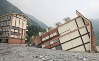 انجراف مبنى سكني بسبب الفيضانات فى مدينة بنغتشو لمقاطعة سيتشوان