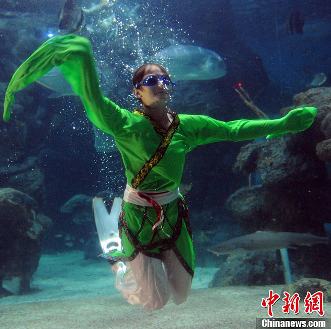 الفتيات الروسيات الجميلات في عرض الأزياء تحت الماء (3)