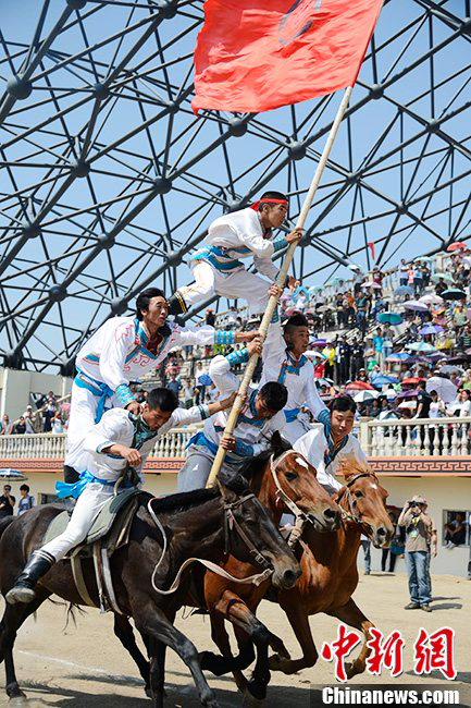 افتتاح الدورة الـ 24 لمهرجان ((النادام)) السياحي في منغوليا الداخلية (2)