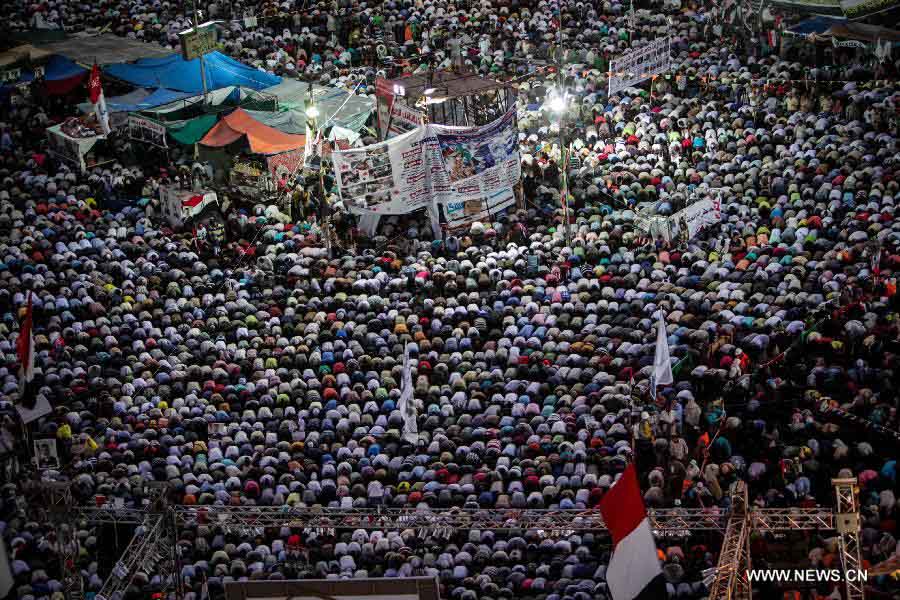 تقرير اخباري : ملايين المصريين فى الميادين لتأييد الجيش وحبس احتياطي لمرسي بتهمة التخابر (5)