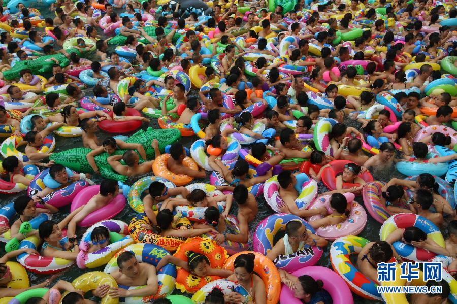 زائرين يلعبون داخل المياه في حديقة الاصطياف في محافظة دا بينغ لمدينة سوي نينغ التابعة لمقاطعة سيتشوان في يوم 27 يوليو الحالي.
