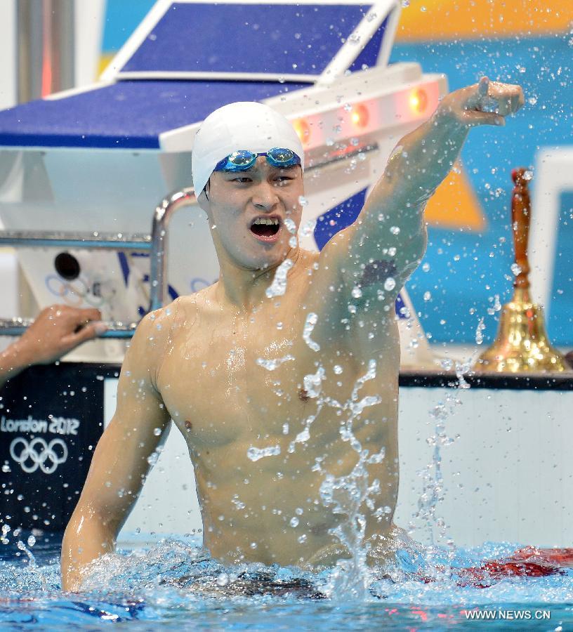 الصيني سون يانغ يفوز بذهبية سباق سباحة 1500 م حرة رجال ليحقق رقما قياسيا عالميا جديدا (4)