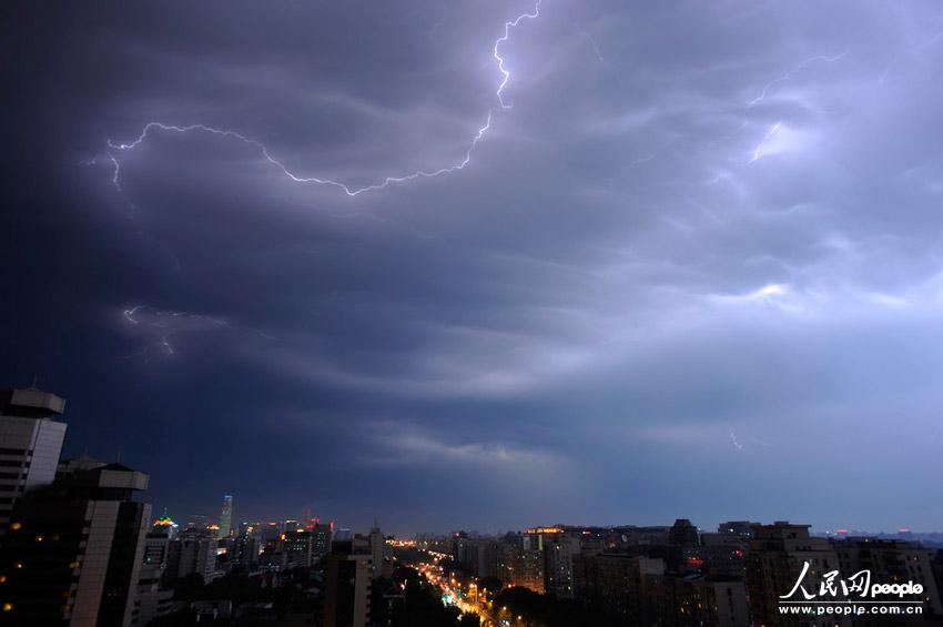 صور مذهلة عالية الدقة:البرق يضيئ سماء بكين فى مساء ممطر (3)