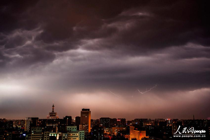 صور مذهلة عالية الدقة:البرق يضيئ سماء بكين فى مساء ممطر (2)