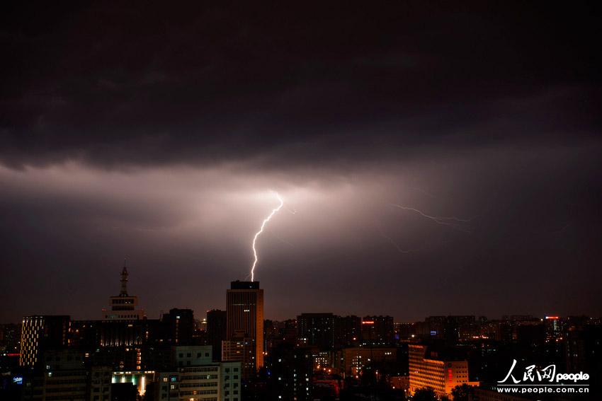 صور مذهلة عالية الدقة:البرق يضيئ سماء بكين فى مساء ممطر (4)