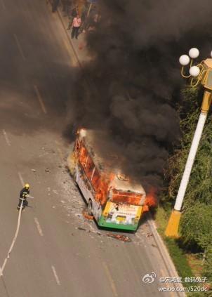مقتل شخص وإصابة 6 آخرين على الأقل في حريق بحافلة في شينجيانغ  (10)