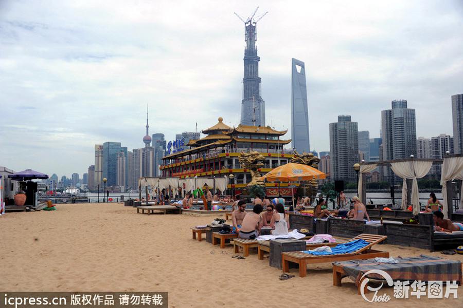 الناس يتمتعون بالشاطئ المشمس في شنغهاي  (5)
