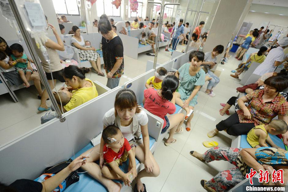 فى الصور الملتقطة يوم 5 أغسطس الحالي فى مدينة يانغتشو بمقاطعة جيانغسو الساحلية شرقي الصين،قلل العديد من الأطفال الأنشطة في الهواء الطلق بسبب درجة الحرارة العالية،ويبقون فى الغرفة المجهزة بمكيف الهواء لوقت طويل،فأصيبوا ب"مرض مكيف الهواء" ويزورون الأطباء فى المستشفى.