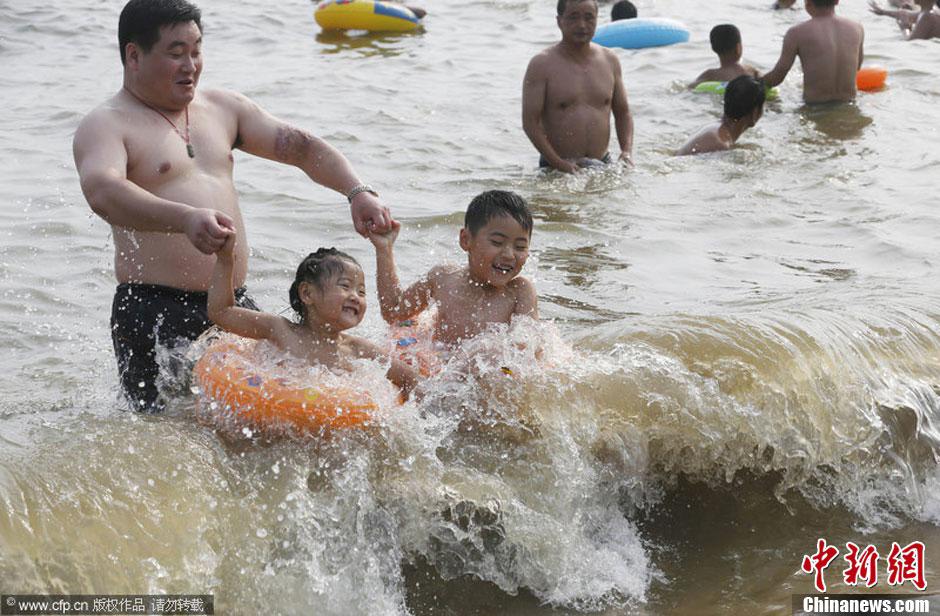فى الصور الملتقطة يوم 5 أغسطس الحالي فى مدينة تشينغداو بمقاطعة شاندونغ شرقي الصين،ازدحم  السياح فى شاطئ الاستحمام بسبب درجة الحرارة المرتفعة.