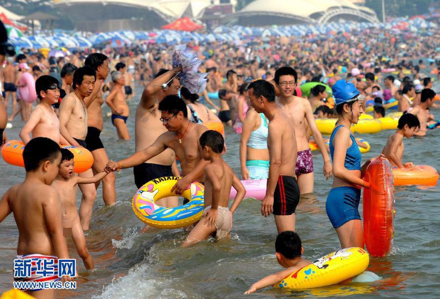فى الصور الملتقطة يوم 5 أغسطس الحالي فى مدينة تشينغداو بمقاطعة شاندونغ شرقي الصين،ازدحم  السياح فى شاطئ الاستحمام بسبب درجة الحرارة المرتفعة.