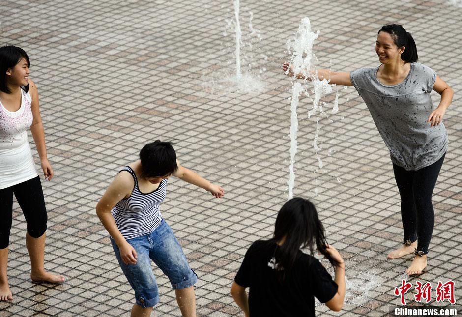 فى الصور الملتقطة يوم 5 أغسطس فى مدينة  تايبيه، السكان يلعبون فى النافورة للتبرد.