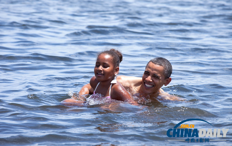 الرئيس الأمريكي باراك أوباما مع إبنته في شاطئ  بولاية فلوريدا الأمريكية في يوم 14 أغسطس عام 2010 .