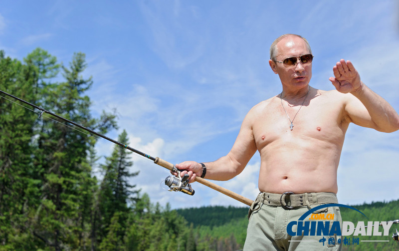 الرئيس الروسي فلاديمير بوتين يصطاد السمك عاري الصدر في الحديقة الطبيعية المحمية بجمهورية توفا لروسيا في يوم 26 يوليو عام 2013.