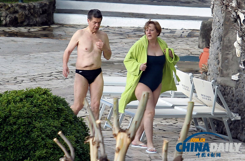المستشارة الألمانية أنجيلا ميركل وزوجها في مسبح بفندق في جزيرة ايشيا الأيطالية  بملابس السباحة في يوم 31 مارس عام 2013.