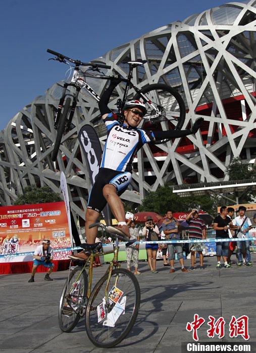 آلاف الدراجين يشاركون في طواف "عش الطائر"  لاحياء الذكرى الخامسة لإولمبياد بكين (3)