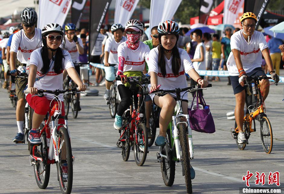 آلاف الدراجين يشاركون في طواف "عش الطائر"  لاحياء الذكرى الخامسة لإولمبياد بكين (2)