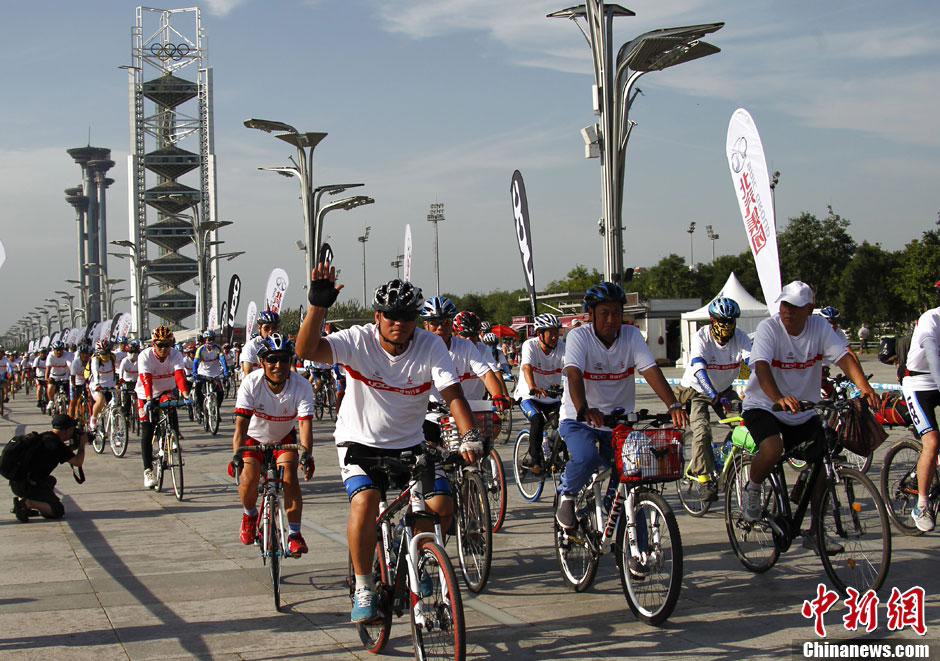 آلاف الدراجين يشاركون في طواف "عش الطائر"  لاحياء الذكرى الخامسة لإولمبياد بكين (5)