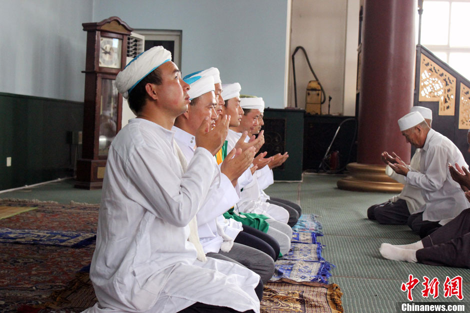 أدى المسلمون فى محافظة داتشانغ ذاتية الحكم لقومية هوي بمقاطعة خهبى صلاة العيد وتمتعوا بالأطعمة الشهية وتبادلوا الزيارات مع الأصدقاء والأقارب فى يوم 8 أغسطس الحالي احتفالا بعيد الفطر.